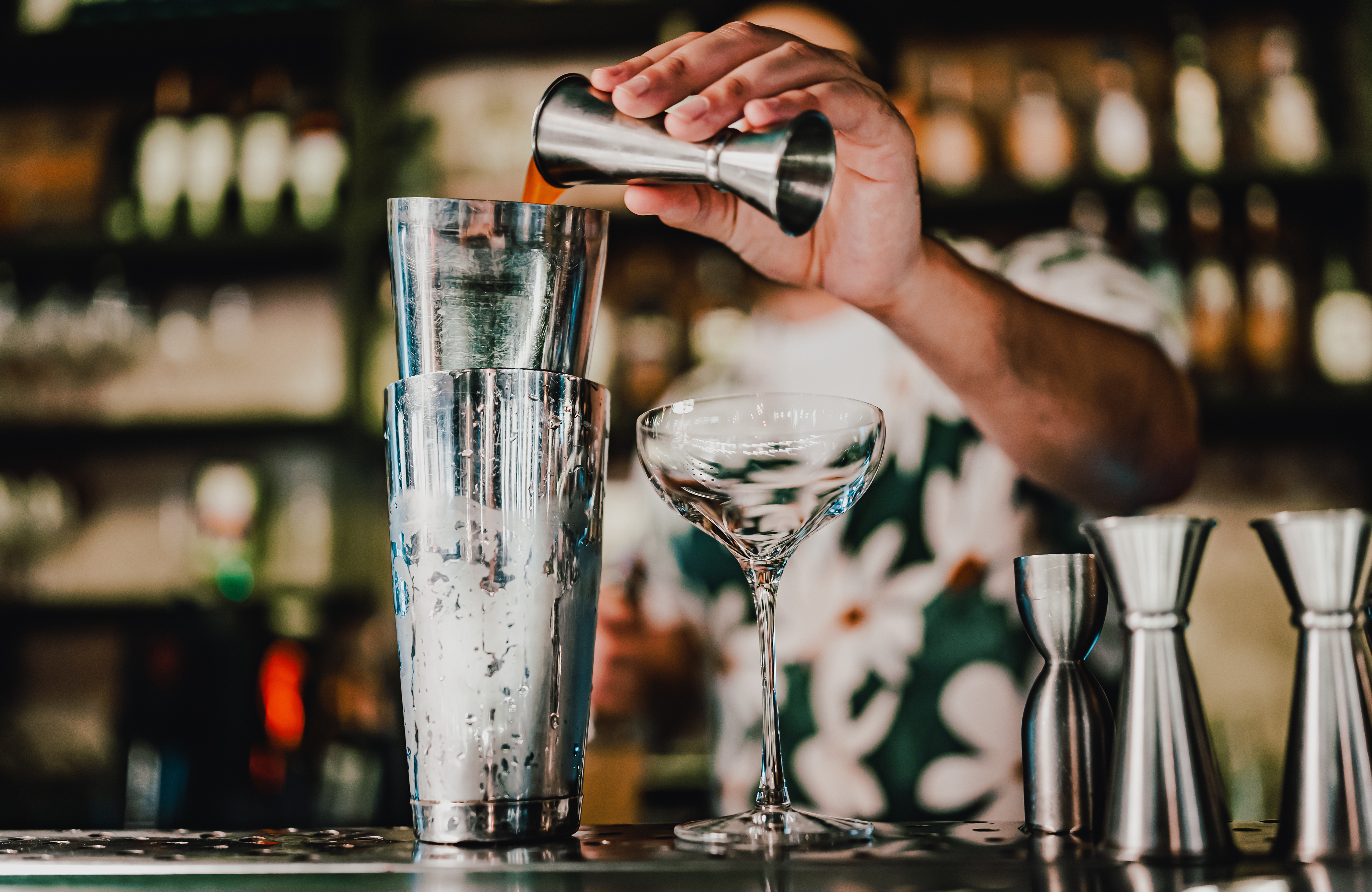 Barkeeper bereitet Cocktail im Shaker zu
