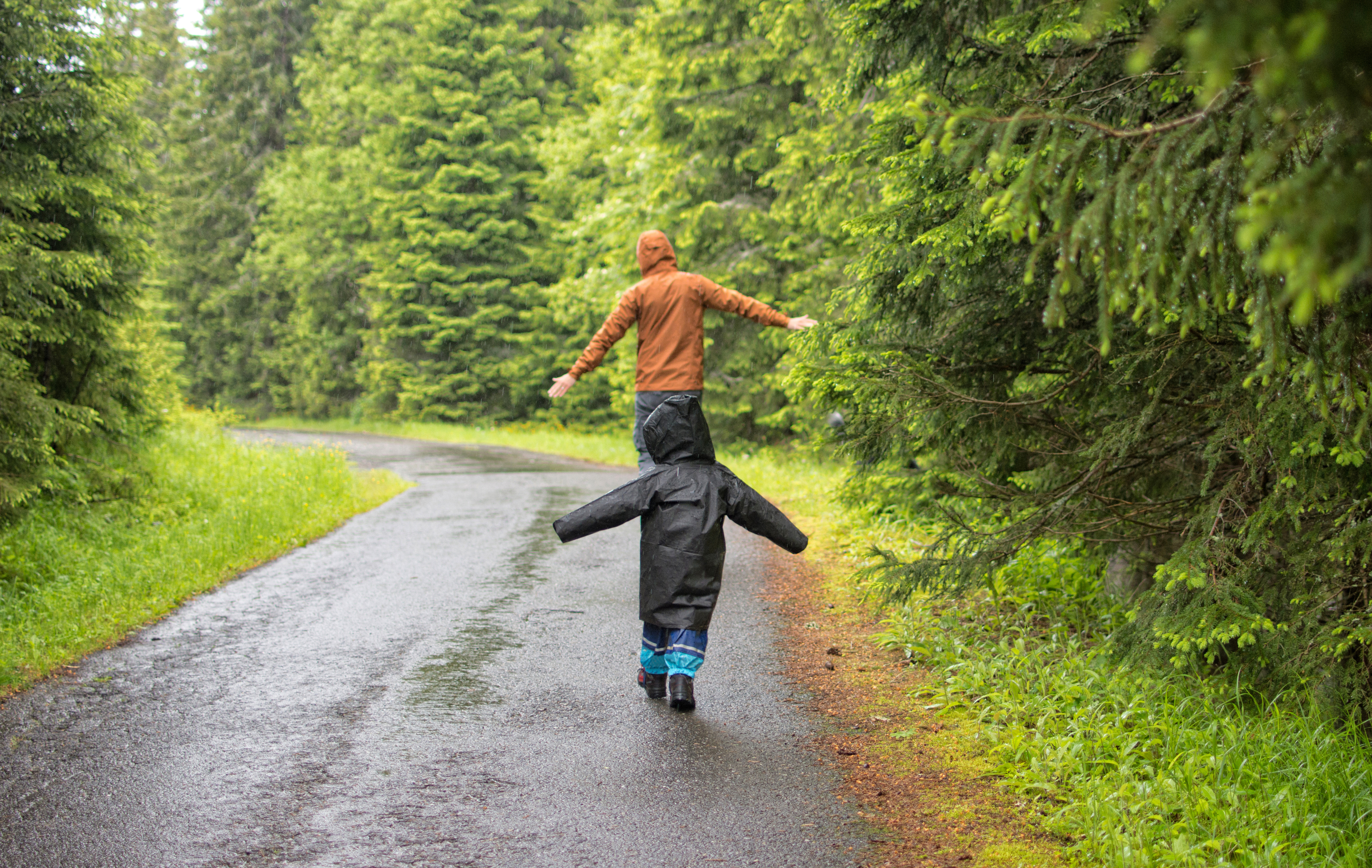 Vater geht mit Sohn im Regen spazieren. | Credit: iStock.com/Blecha