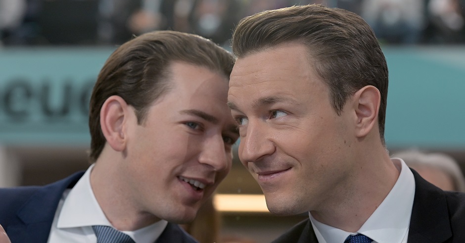 Der damalige Bundeskanzler Sebastian Kurz und Finanzminister Gernot Blümel. Kurz und Blümel stecken die Köpfe zusammen, beide lächeln