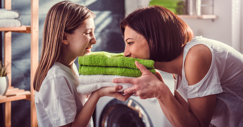 Mutter und Tochter riechen an frischen Handtüchern | Credit: iStock.com/Kerkez