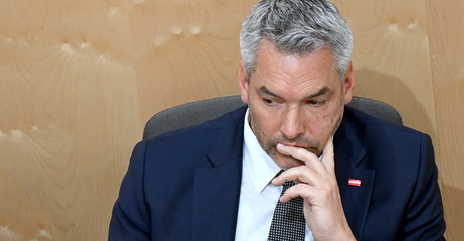 Karl Nehammer im Nationalrat. Er hat den Kopf in die Hand gestütztK