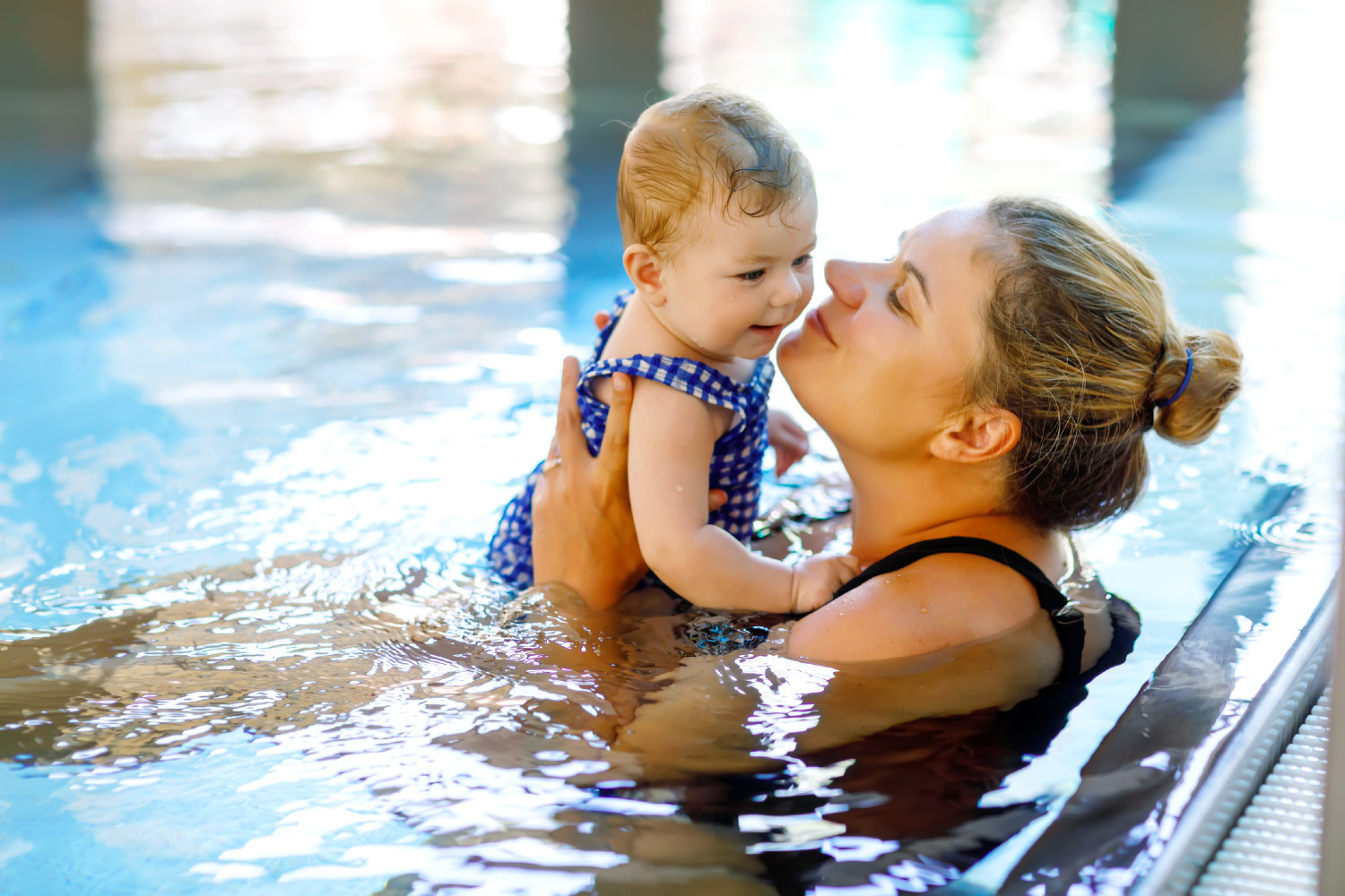 Mama schwimmt mit Baby | Credit: iStock.com/romrodinka