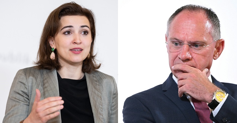 Montage: Alma Zadic spricht und gestikuliert. Links Gerhard Karner, er hält sich die Hand vor den Mund