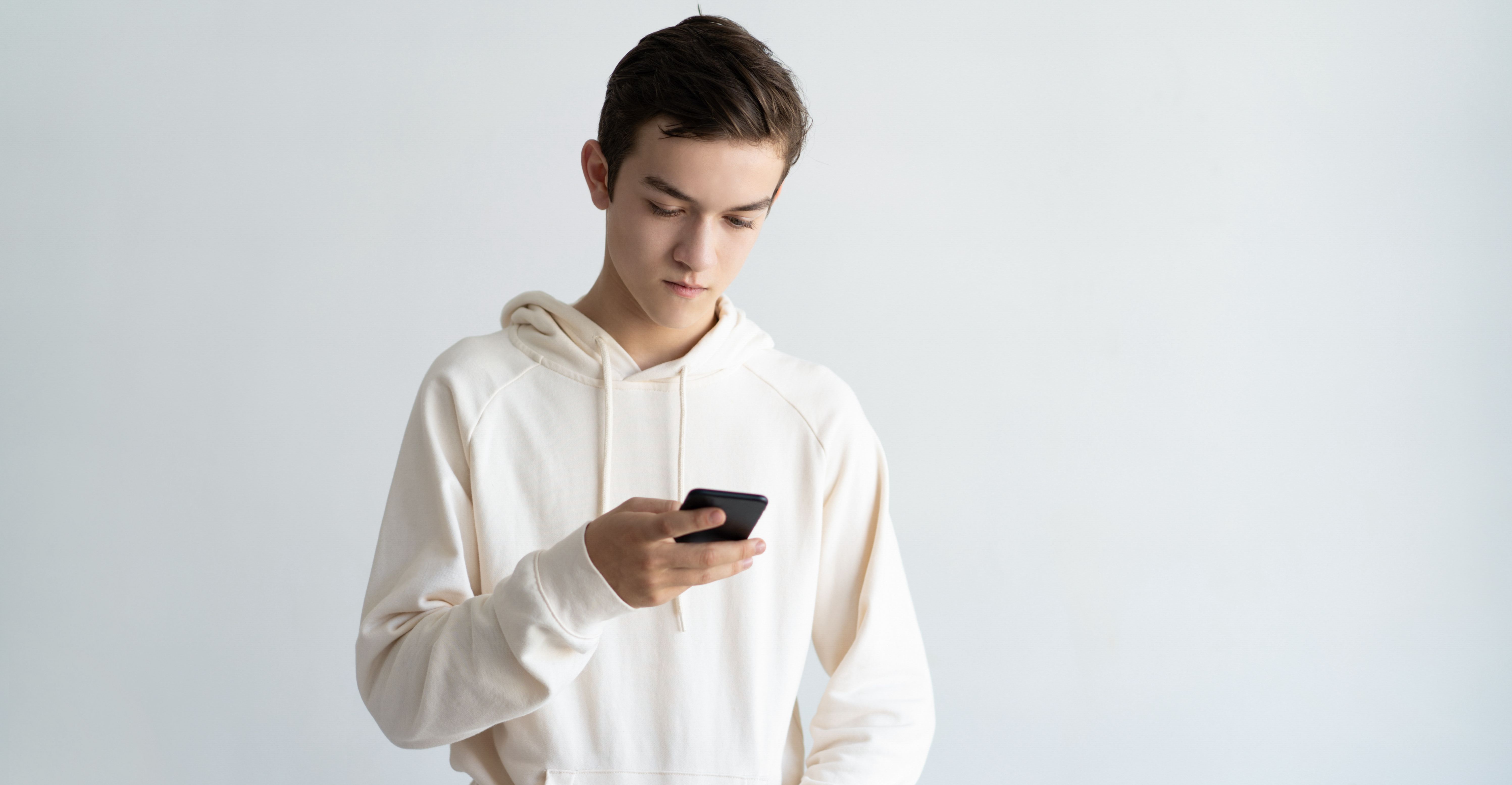 Junger Mann liest am Handy