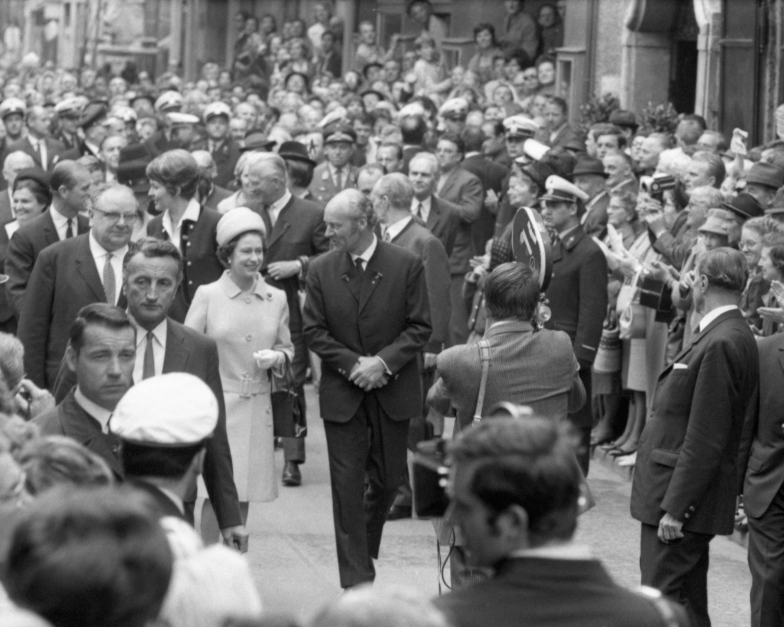 Queen Elizabeth II. mit Prinz Philip umgeben von vielen Menschen. Credit: AP / picturedesk.com