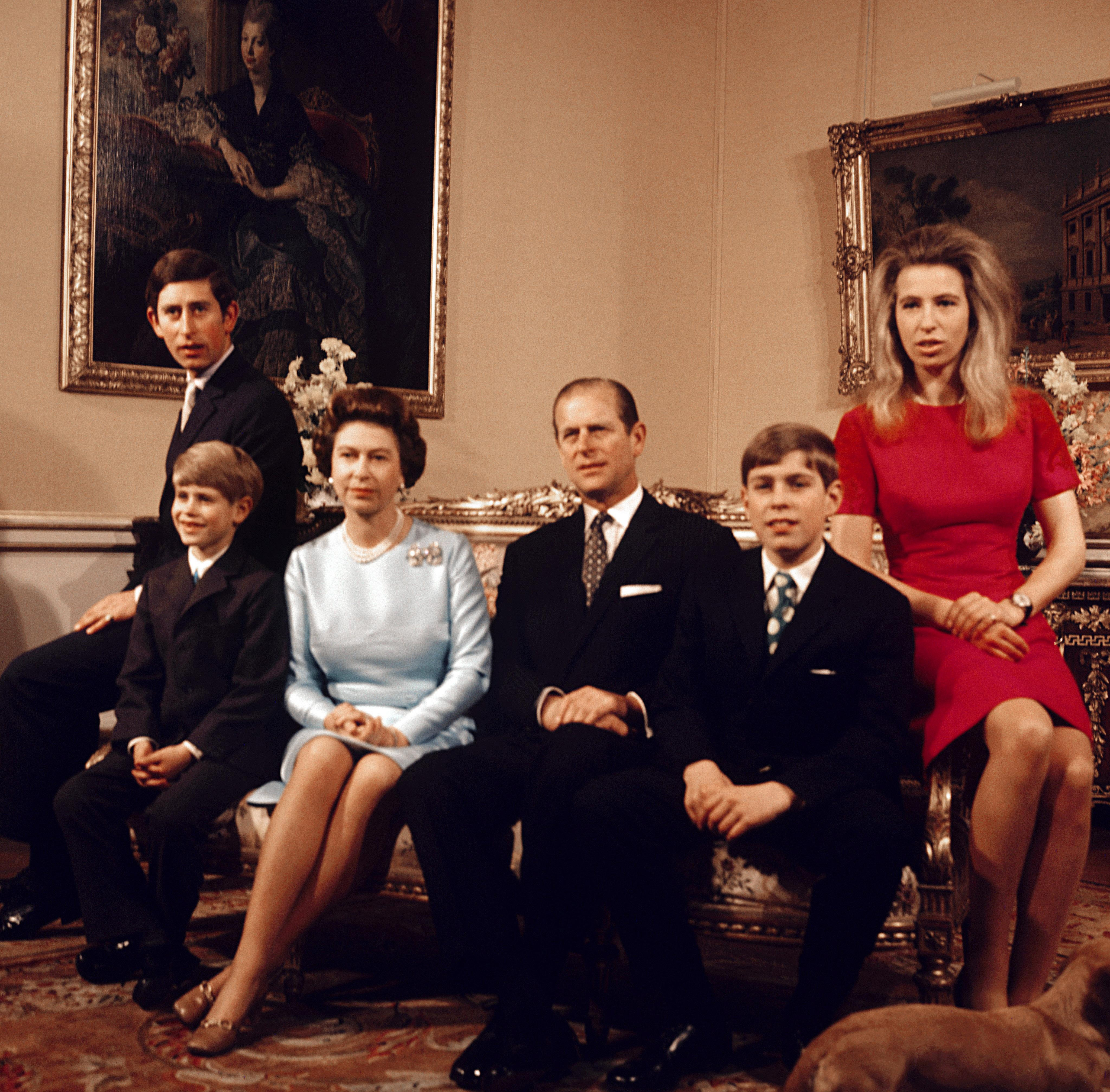 Die Queen mit ihrem Ehemann und den vier Kindern