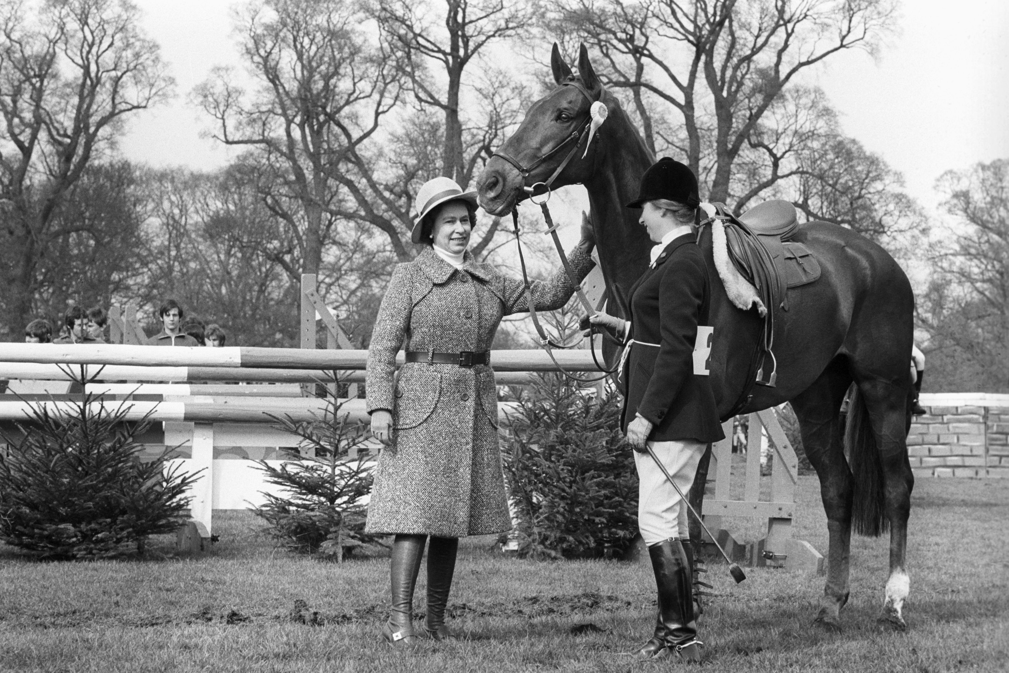 Queen und Prinzessin Anne nach einem Turnier