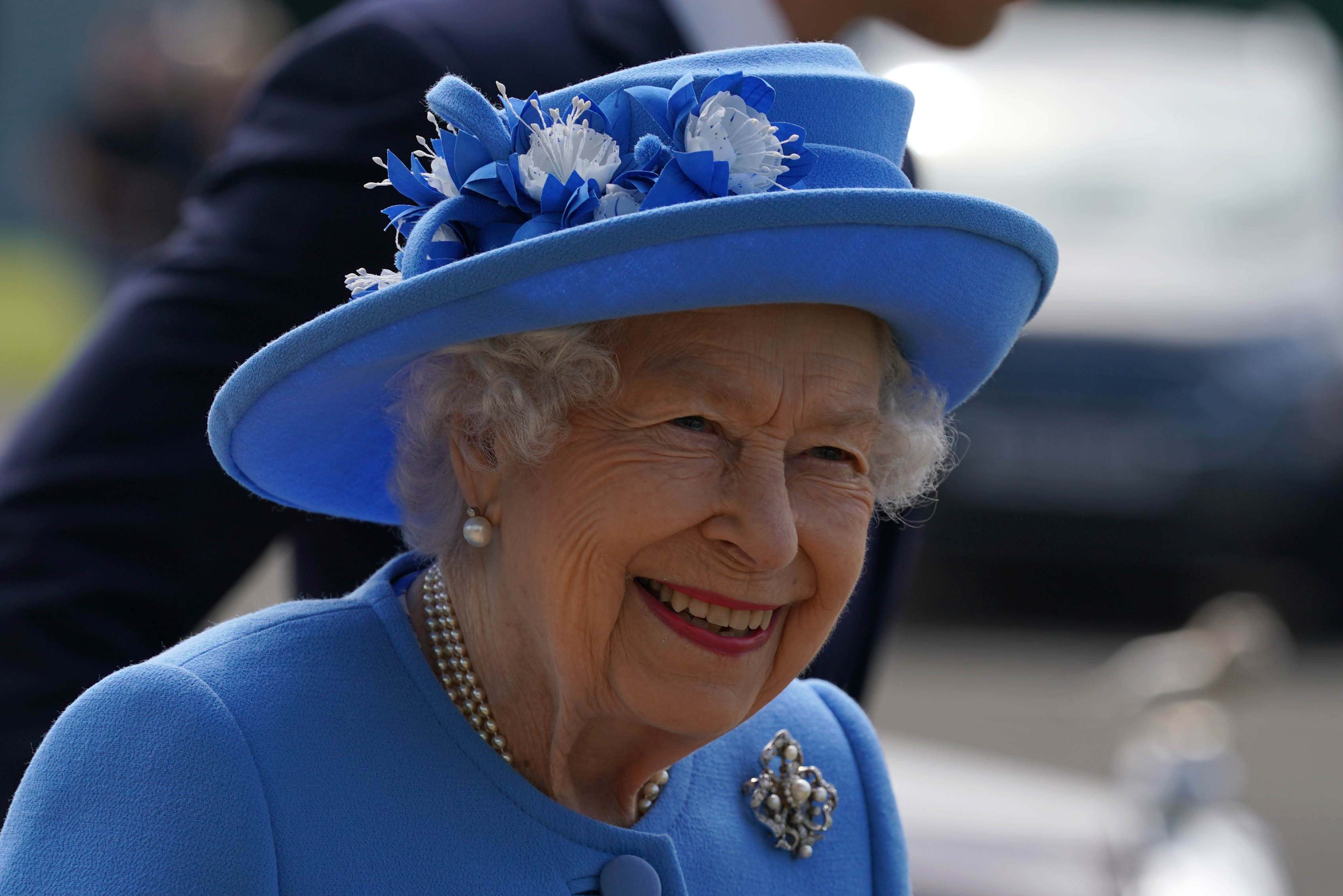 Queen Elizabeth II. in einem blauen Ensemble
