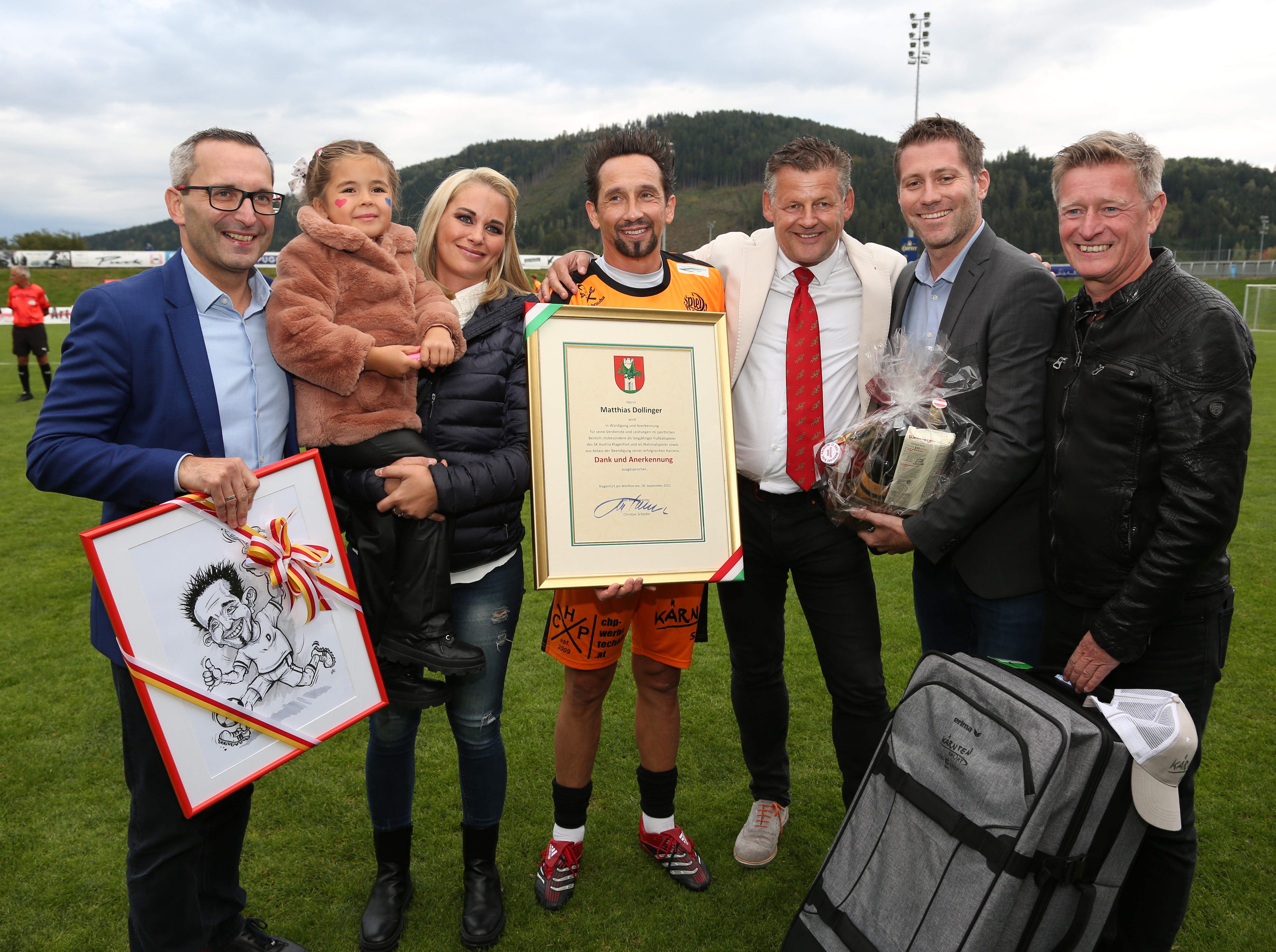 Matthias Dollinger erhält Urkunde im Beisein mehrerer Funktionäre