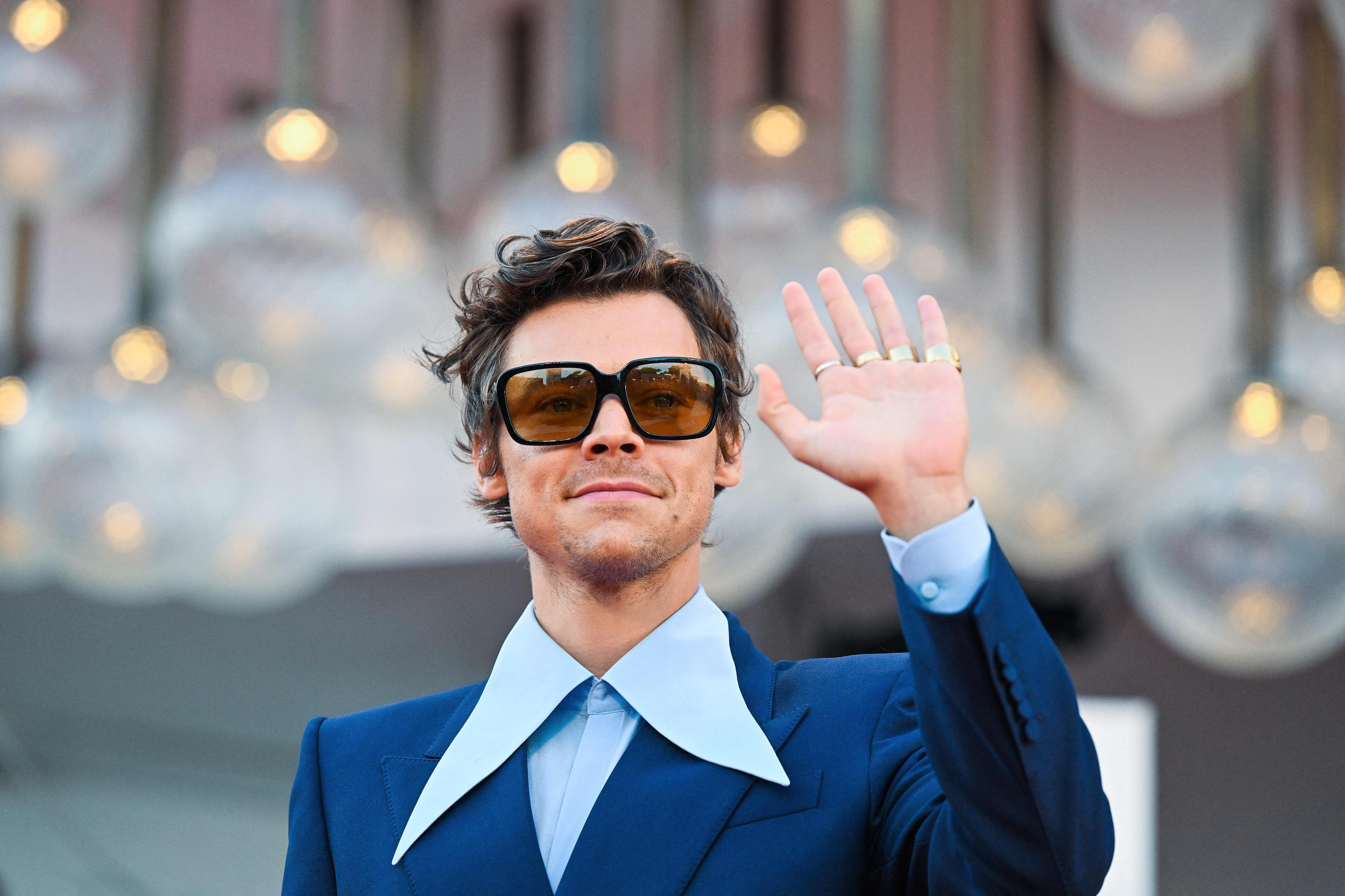 Harry Styles in einem blauen Anzug in Venedig