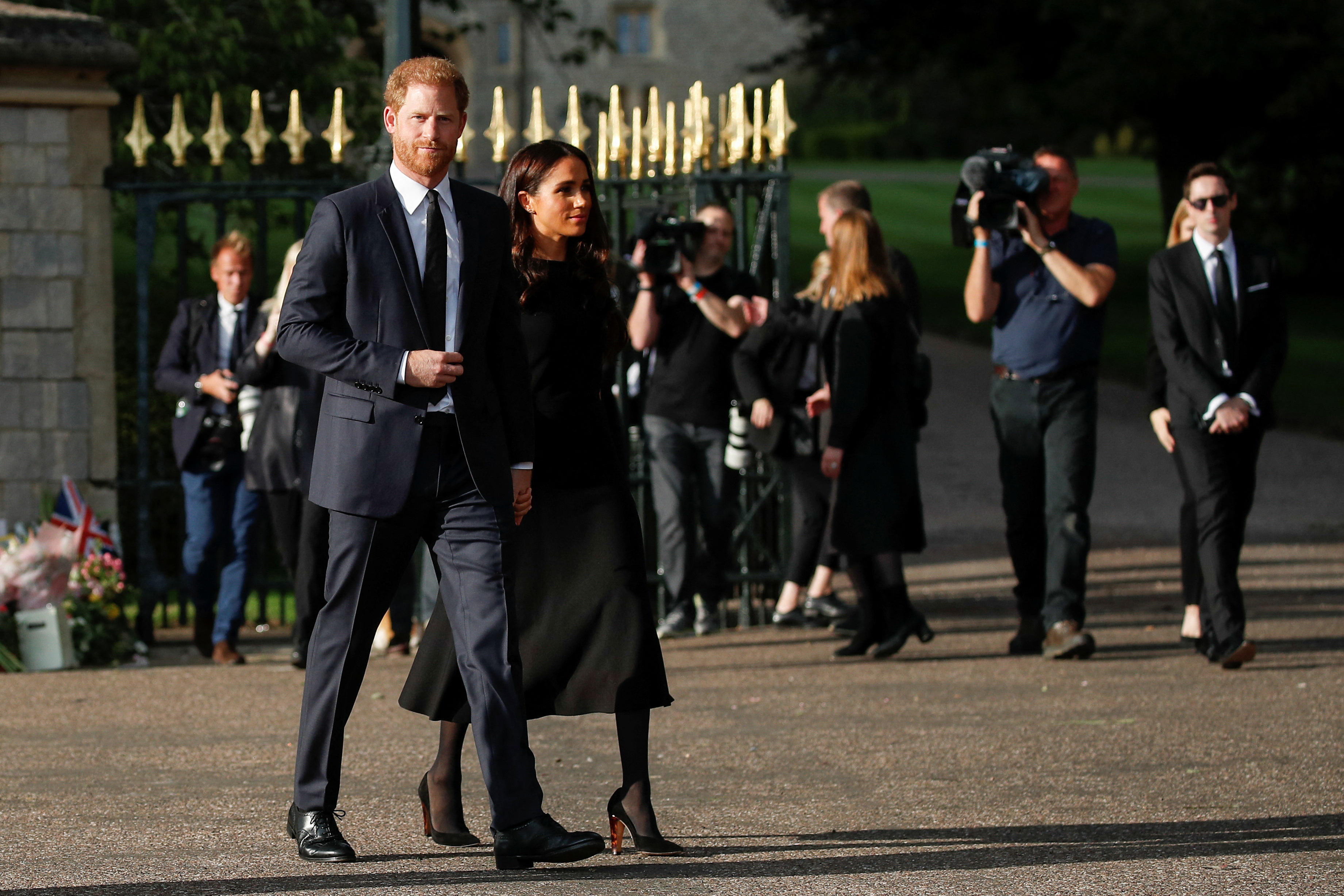 Harry und Meghan vor Schloss Windsor