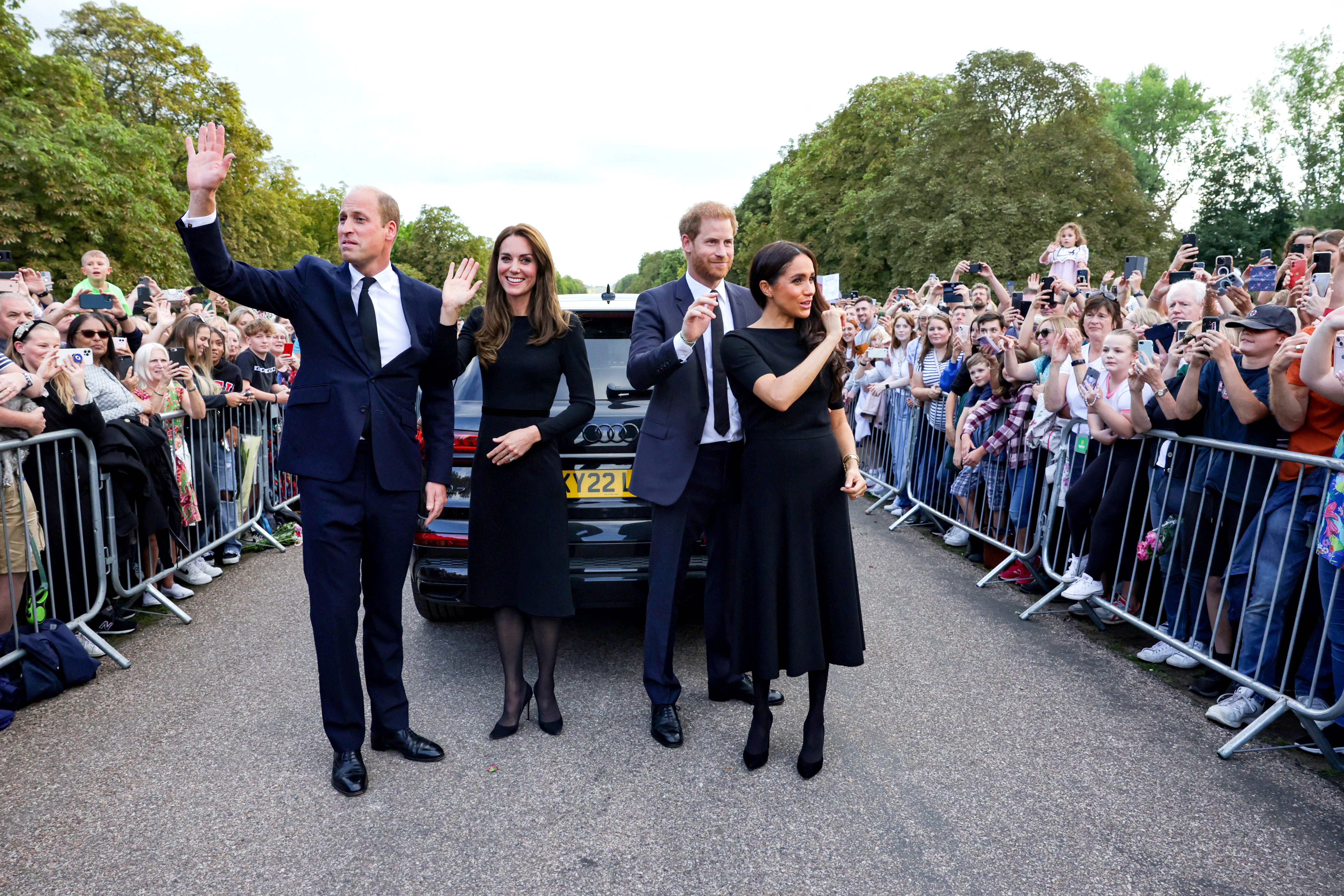 William, Kate, Harry und Meghan winken dem Volk