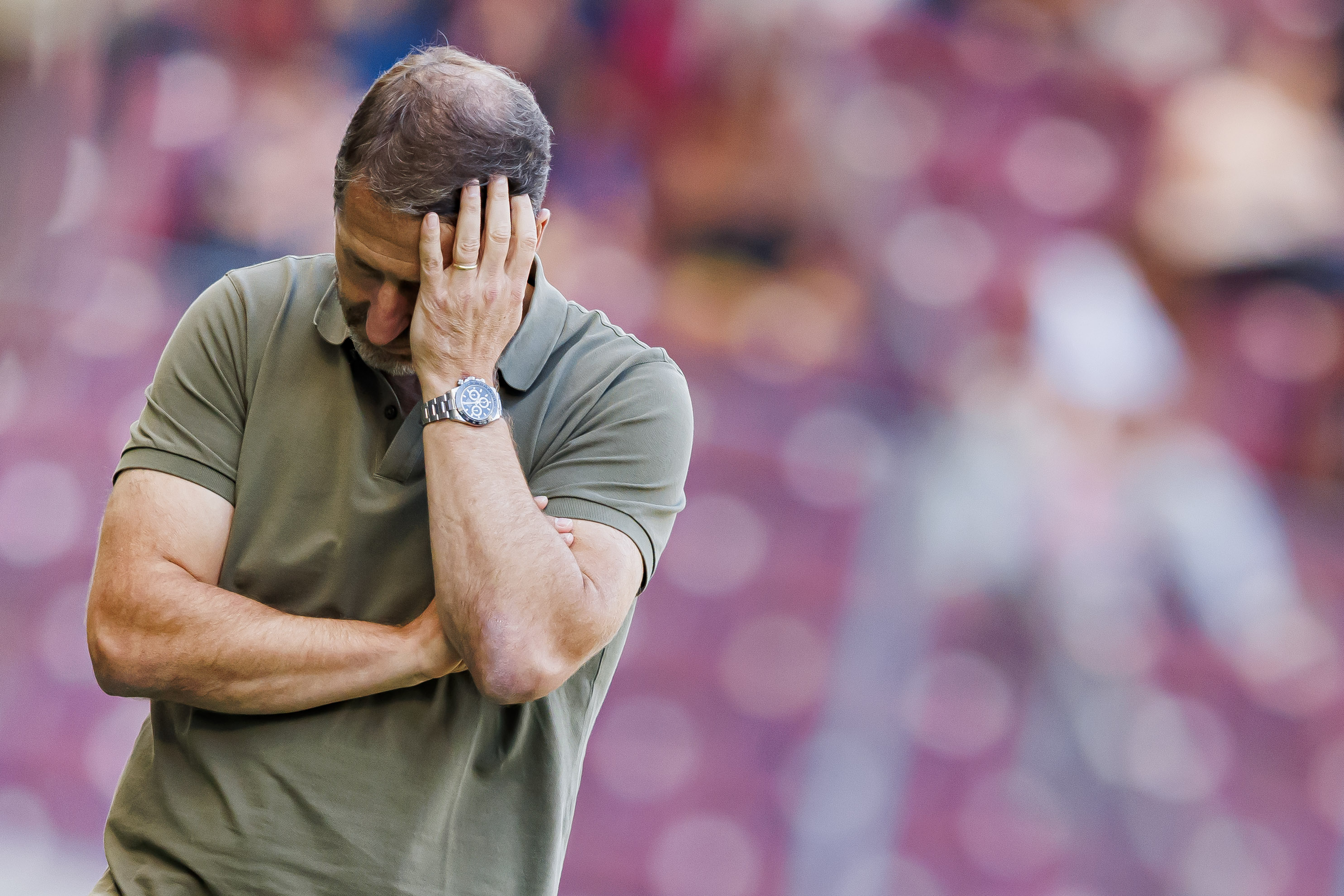 Zürich-Trainer Franco Foda vergräbt den Kopf an der Seitenline in seinen Händen