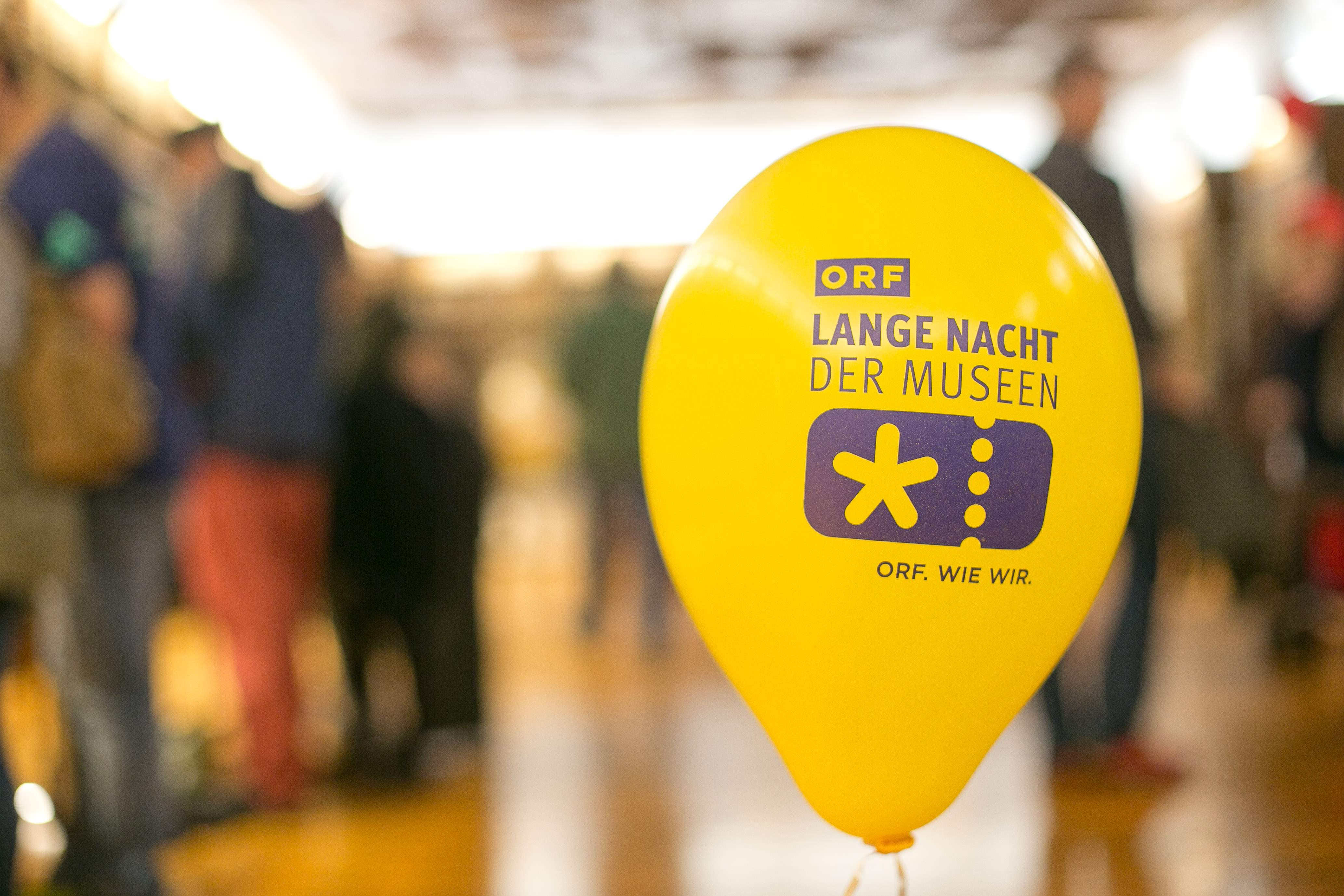 Luftballon in gelber Farbe mit der Aufschrift "Lange Nacht der Museen"