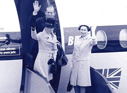 Queen Elizabeth II., Prinzessin Anne und Prinz Philip steigen in ein Flugzeug am Salzburger Flughafen. | Credit: Salzburg Airport