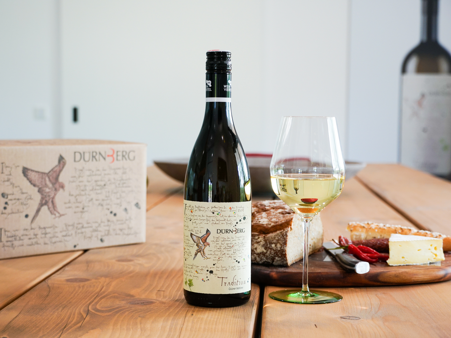 Eine Flasche Wein auf dem Tisch mit Weinglas