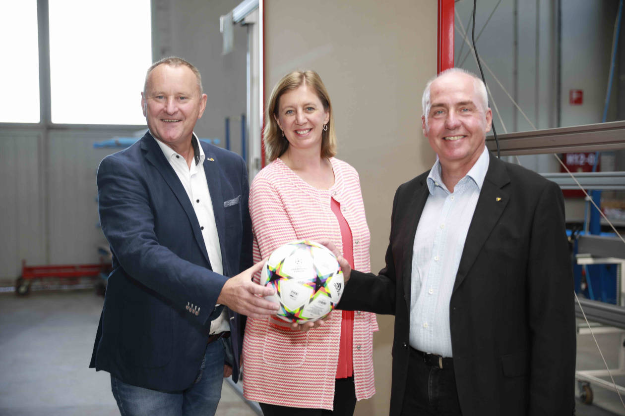 Geschäftsführer-Duo Wolfgang Kuss (l.) und Alexander Foki mit Wirtschaftslandesrätin Barbara Eibinger-Miedl