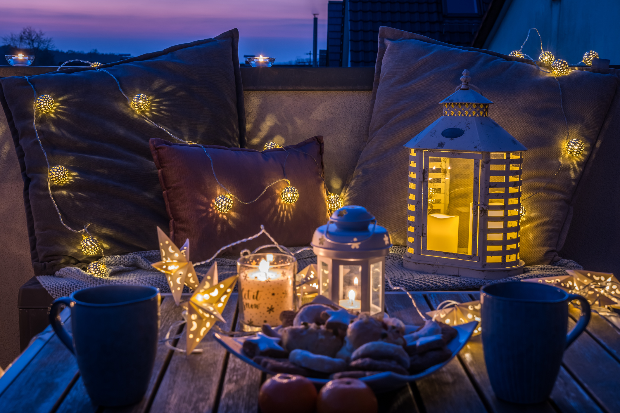 Herbstlich dekorierter Balkon | Credit: iStock.com/Daniela Baumann