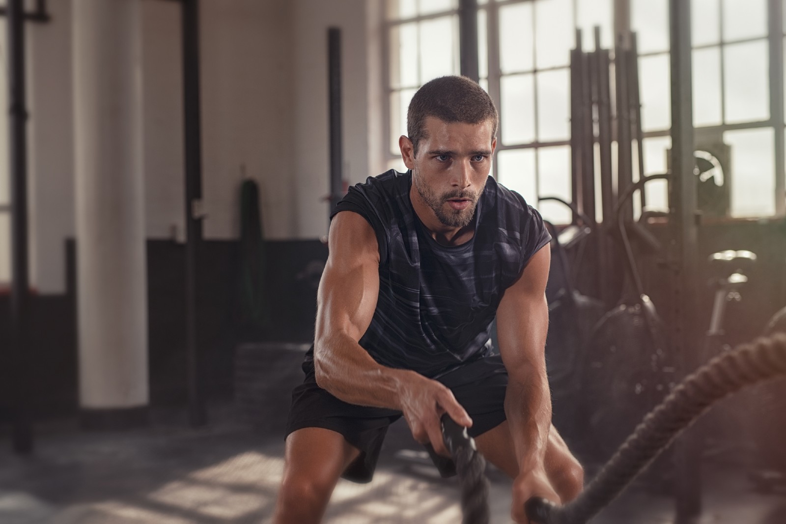 Mann trainiert mit Seilen | Credit: iStock.com/Ridofranz