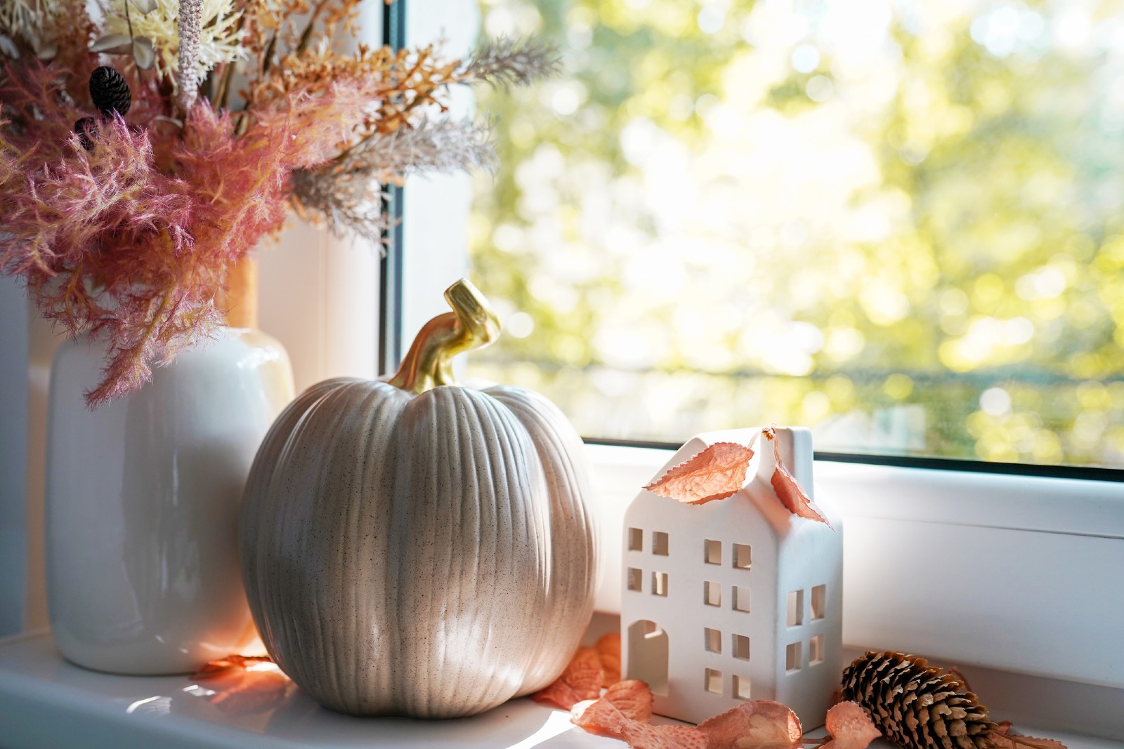Fensterbrett mit Herbstdeko | Credit: iStock.om/nastya_ph