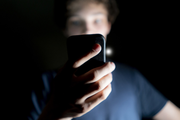 Jugendlicher mit Handy