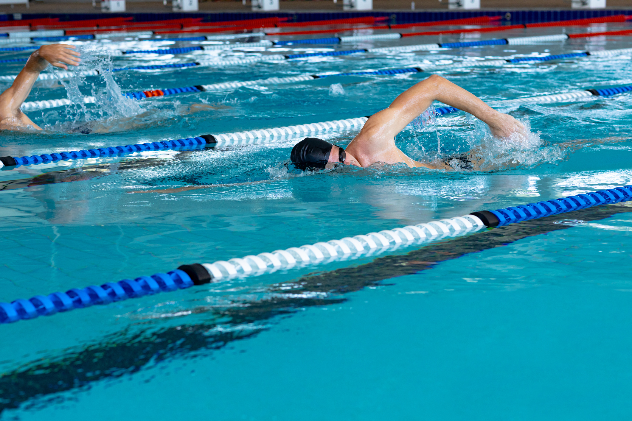 Schwimmer in Hallenbad