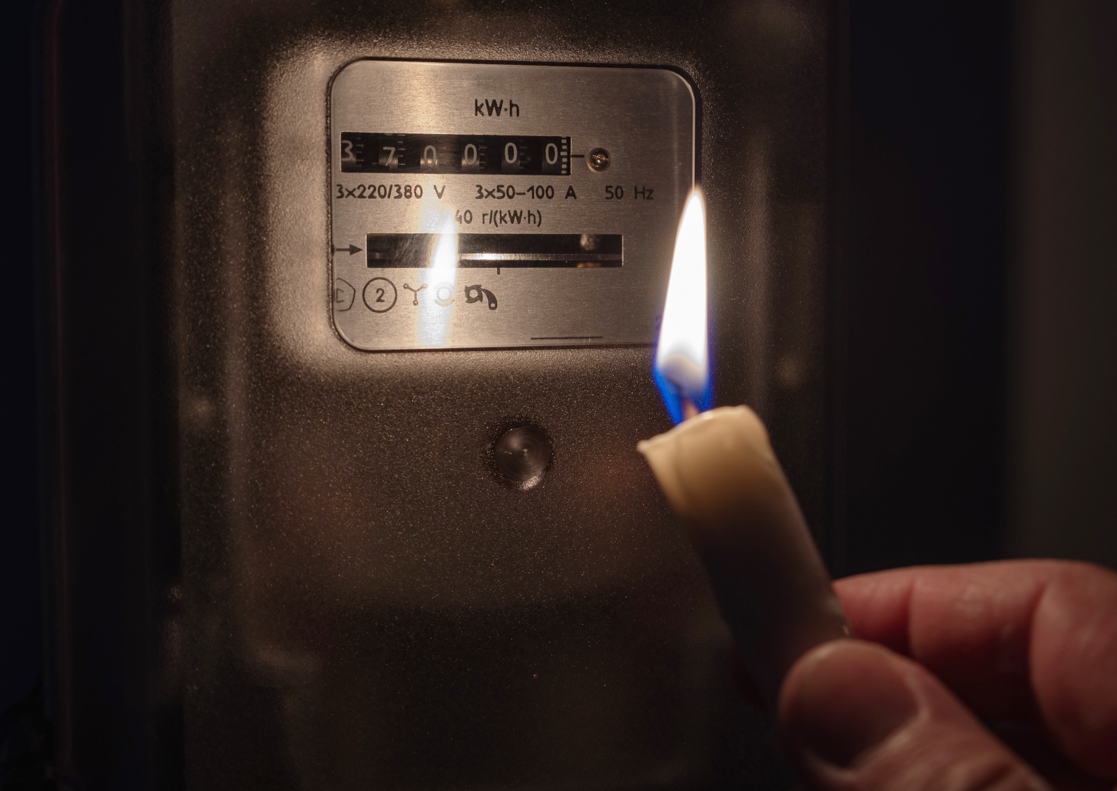 Blackout: Mit Kerze wird Stromzähler gecheckt. | Credit: iStock.com/Evgen_Prozhyrko