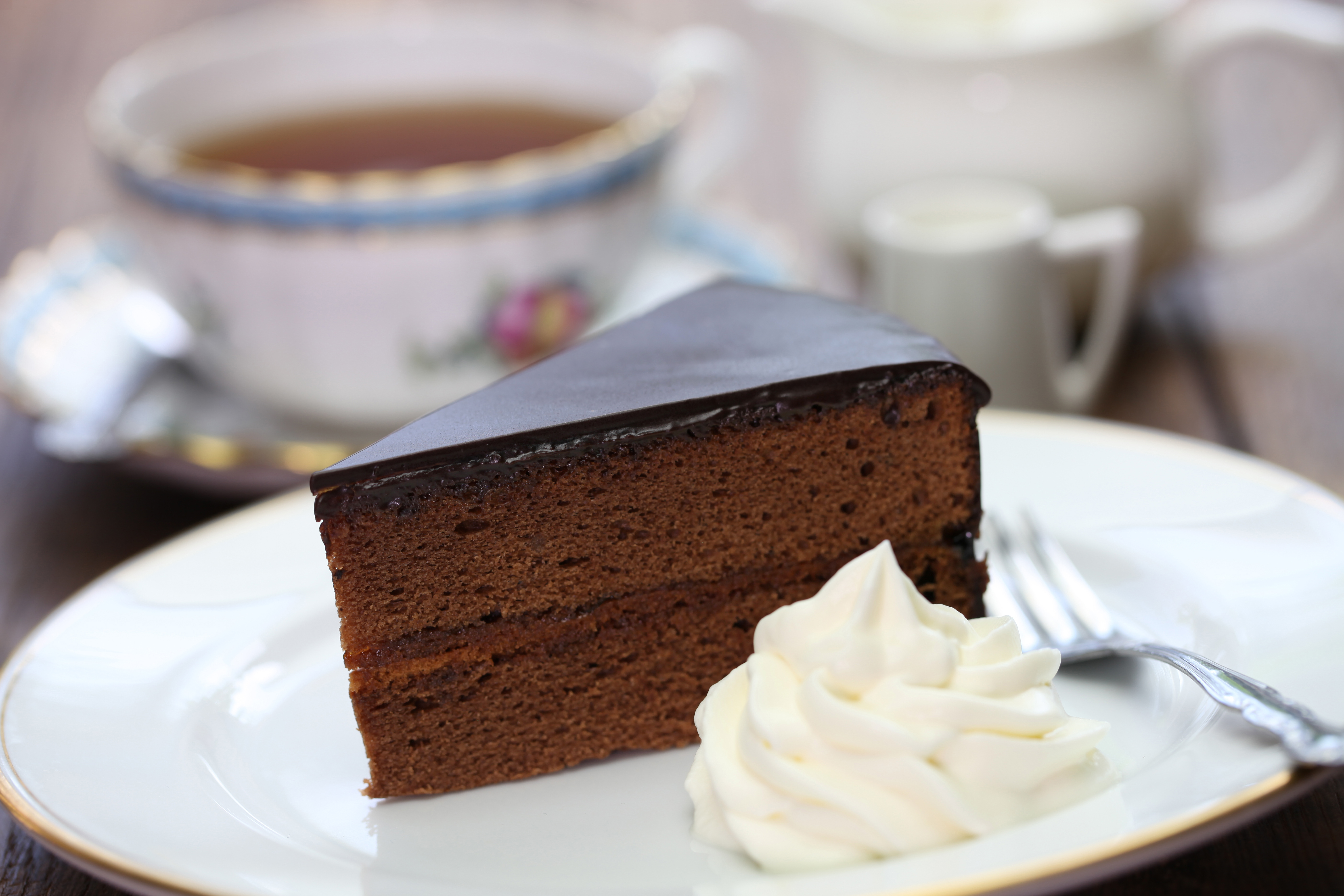 Ein Stück Sachertorte mit Schlagobers