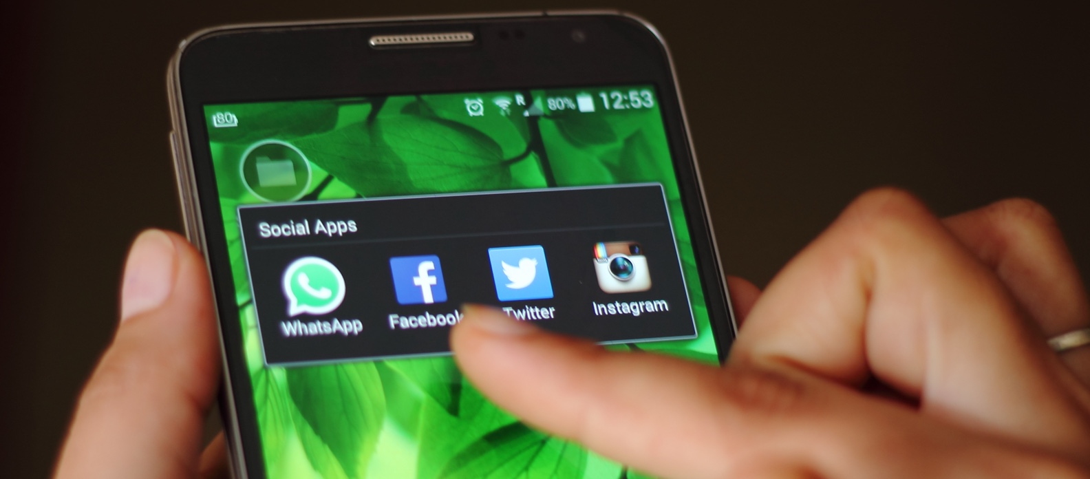 Smartphone mit Social Media-Apps | Credit: iStock.com/naveen0301