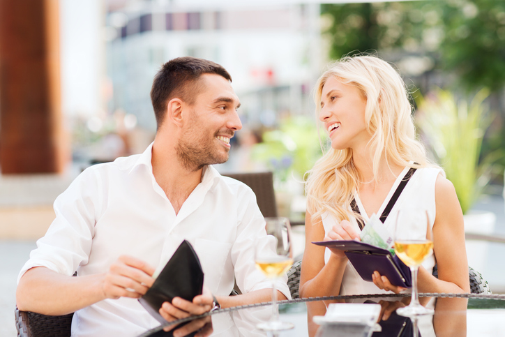 Paar beim Date will zahlen