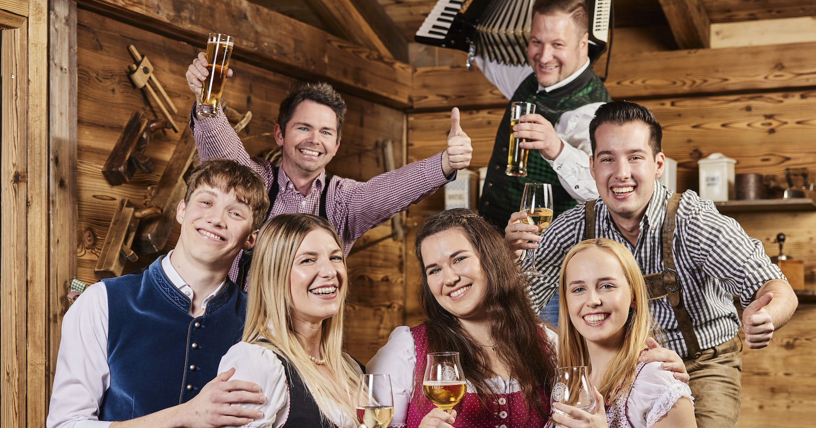 Männer und Frauen in Tracht auf der Kaiser Wiesn | Credit: Stefan Joham/stefanjoham.com