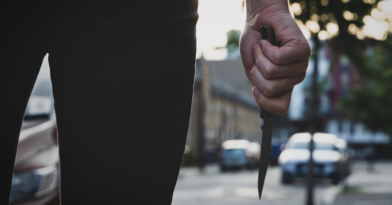 Mann mit dunkler Hose trägt Messer | Credit: iStock.com/OLENA SAKHATSKA