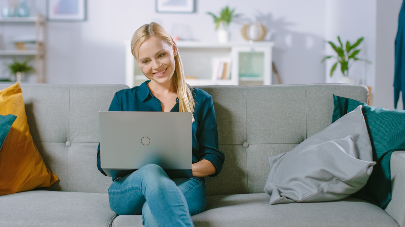 Frau arbeitet am Notebook | Credit: iStock.com/gorodenkoff