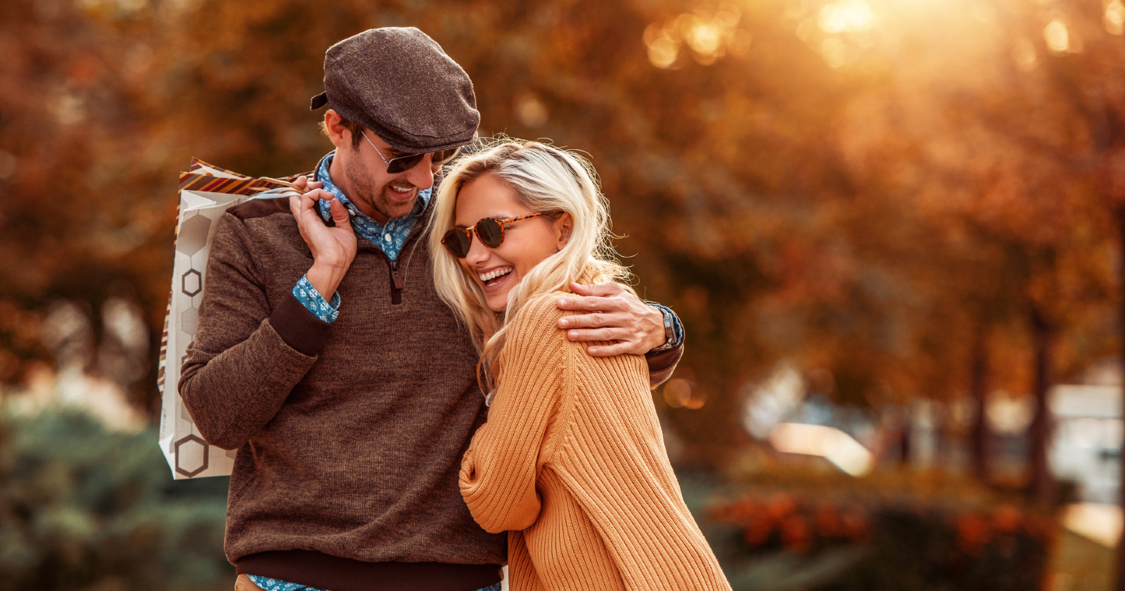 Frau und Mann spazieren im Herbst | Credit: iStock.com/Ivanko_Brnjakovic