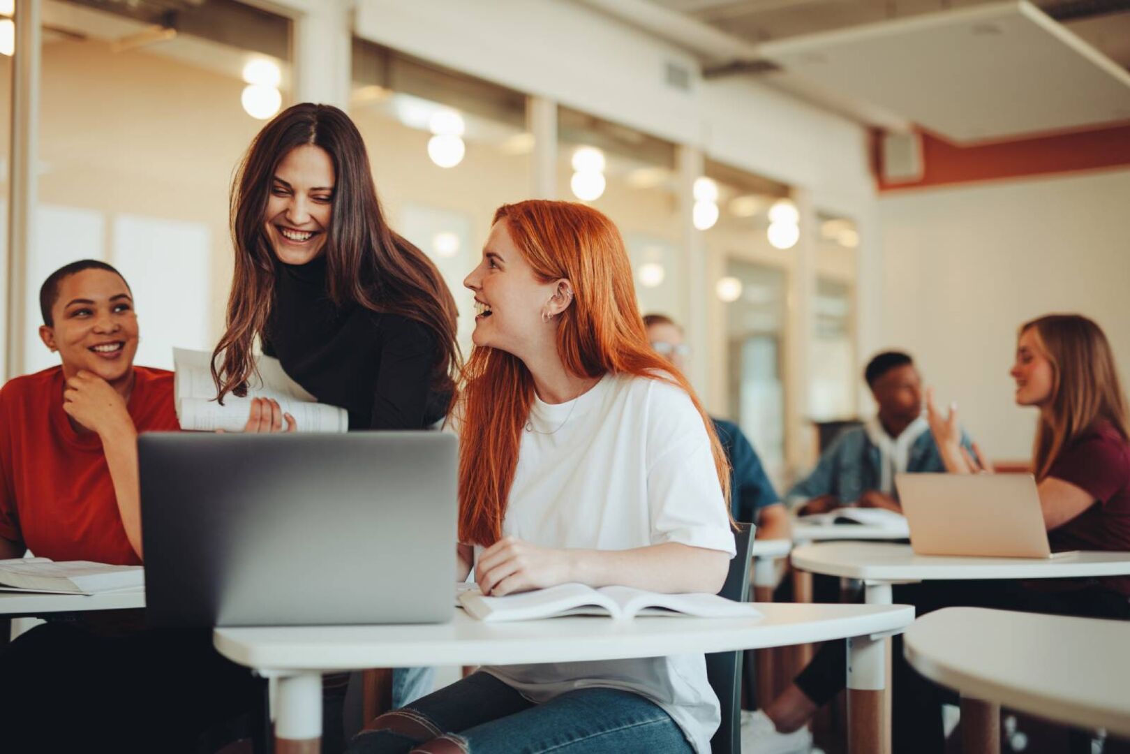 Junge Menschen bei einem Sprachkurs | Credit: iStock.com/jacoblund