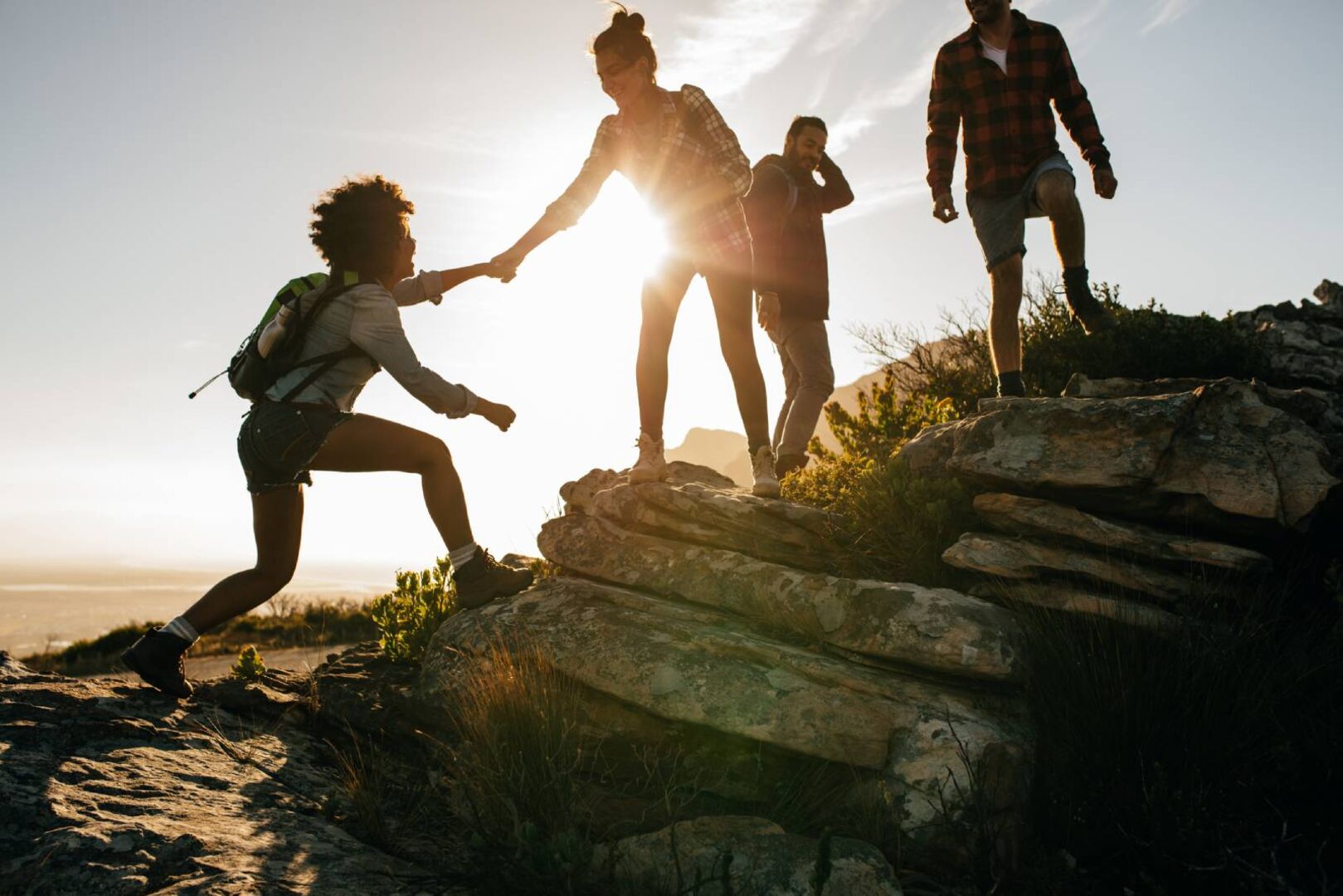 Junge Menschen bei einer gemeinsamen Wanderung | Credit: iStock.com/jacoblund