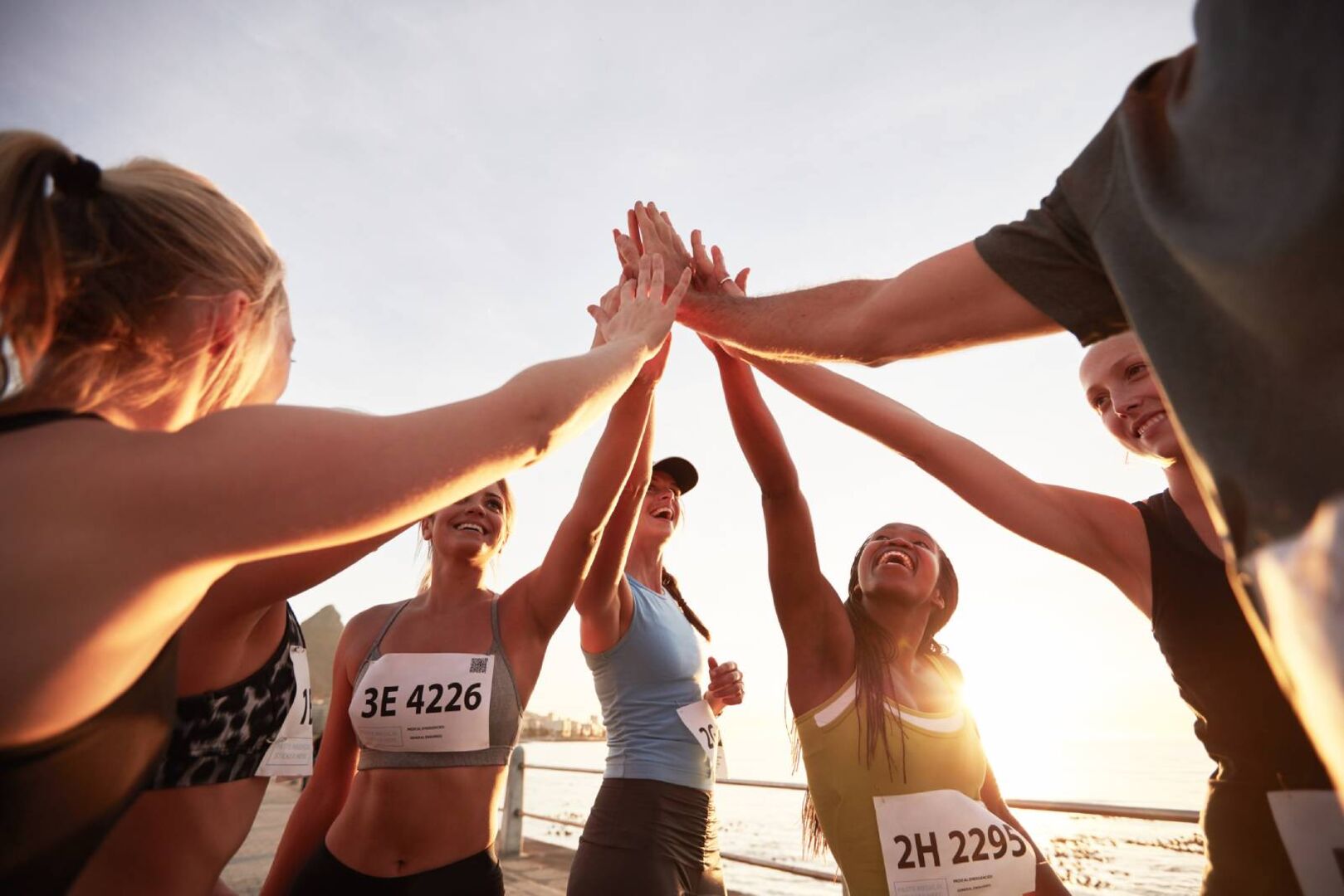 Junge Teilnehmerinnen und Teilnehmer eines Sportkurses | Credit: iStock.com/jacoblund