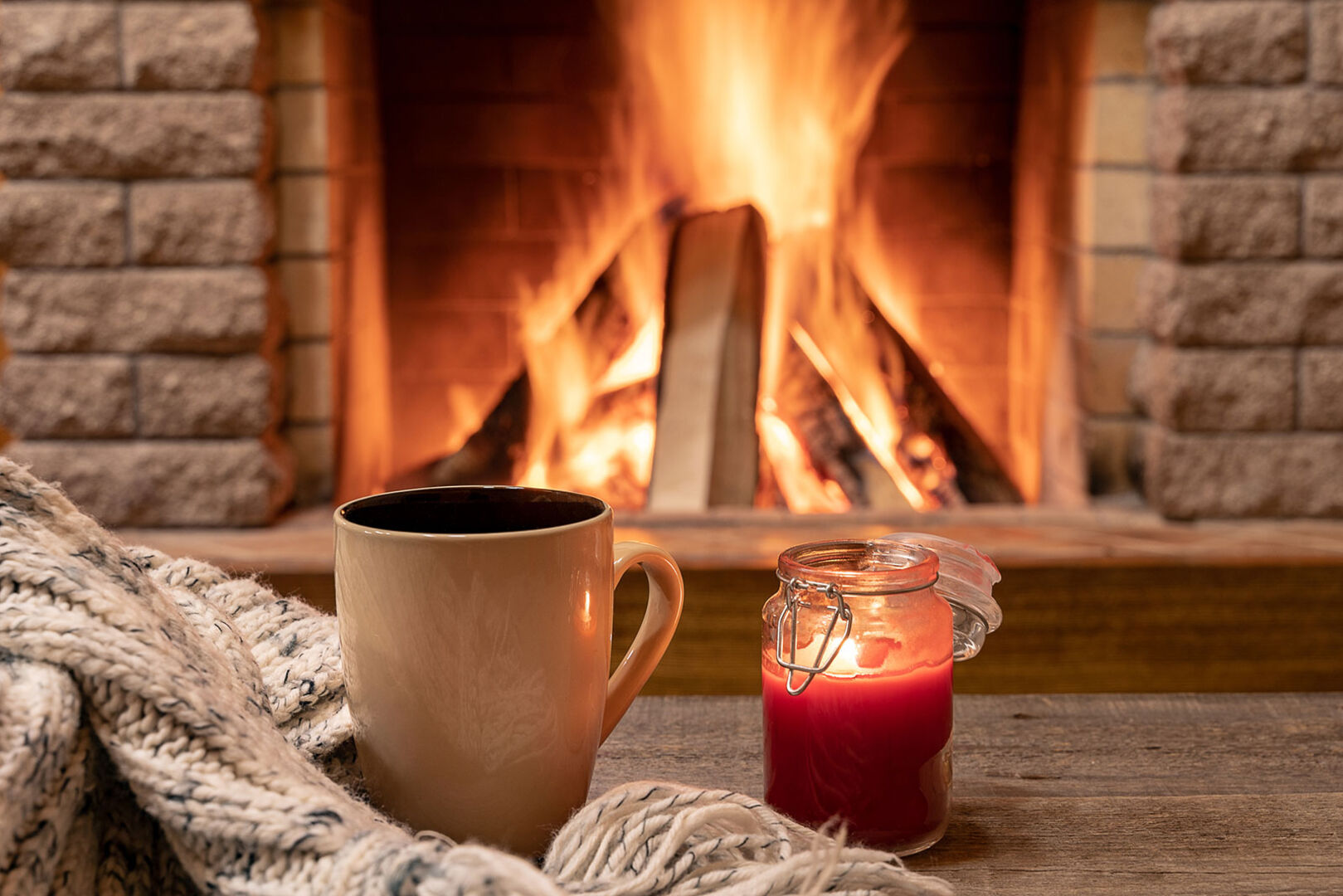 Kaminfeuer an einem kalten Winterabend | Credit: iStock.com/LARISA DUKA