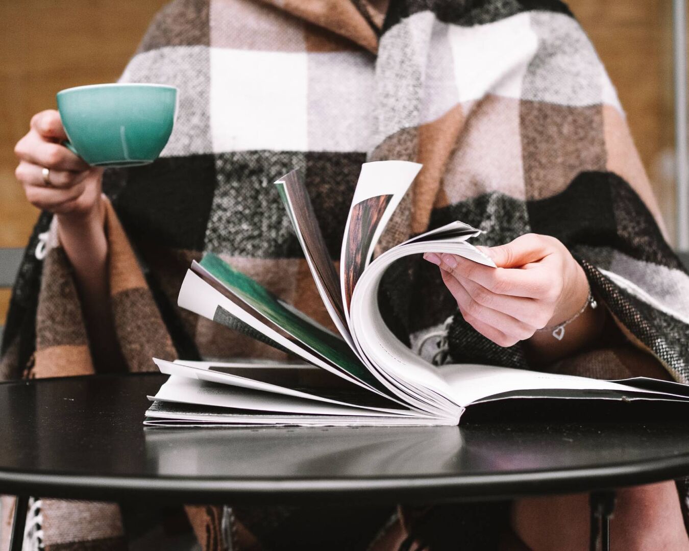 Junge Studentin beim Lernen mit einer Tasse Kaffee in der Hand | Credit: iStock.com/Photo by Shpuk Kris