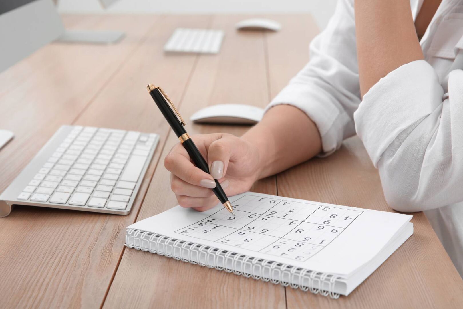 Junge Frau macht sich in ihrem Kalender Notizen | Credit: iStock.com/Liudmila Chernetska