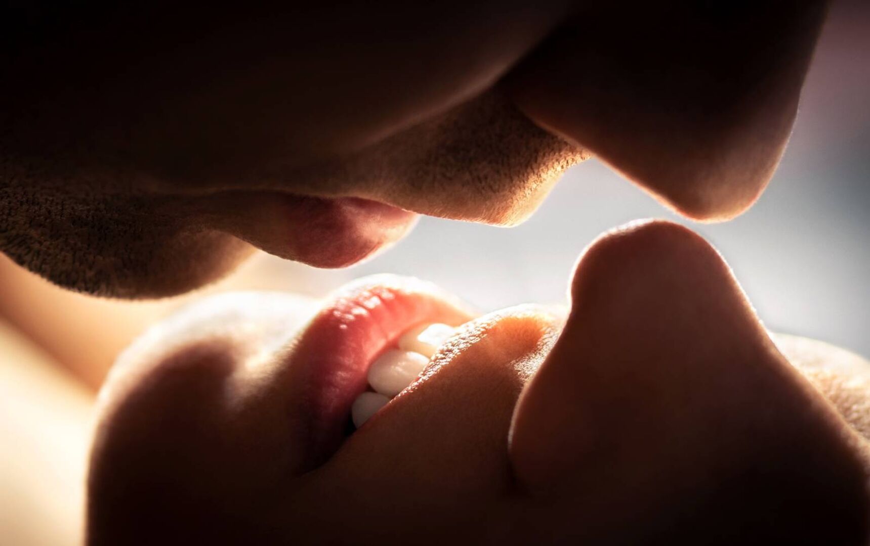 Mann küsst unter ihm liegende Frau | Credit: iStock.com/Tero Vesalainen