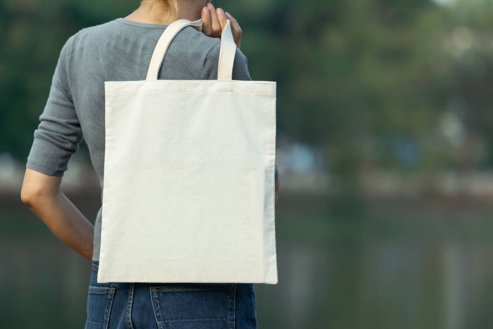 Junge Frau mit Stofftasche | Credit: iStock.com/Mintr