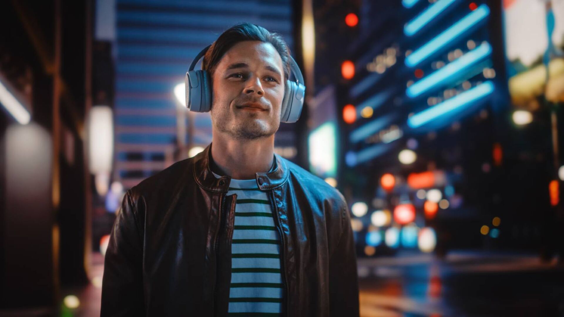 Junger Mann abends in der Stadt unterwegs | Credit: iStock.com/gorodenkoff