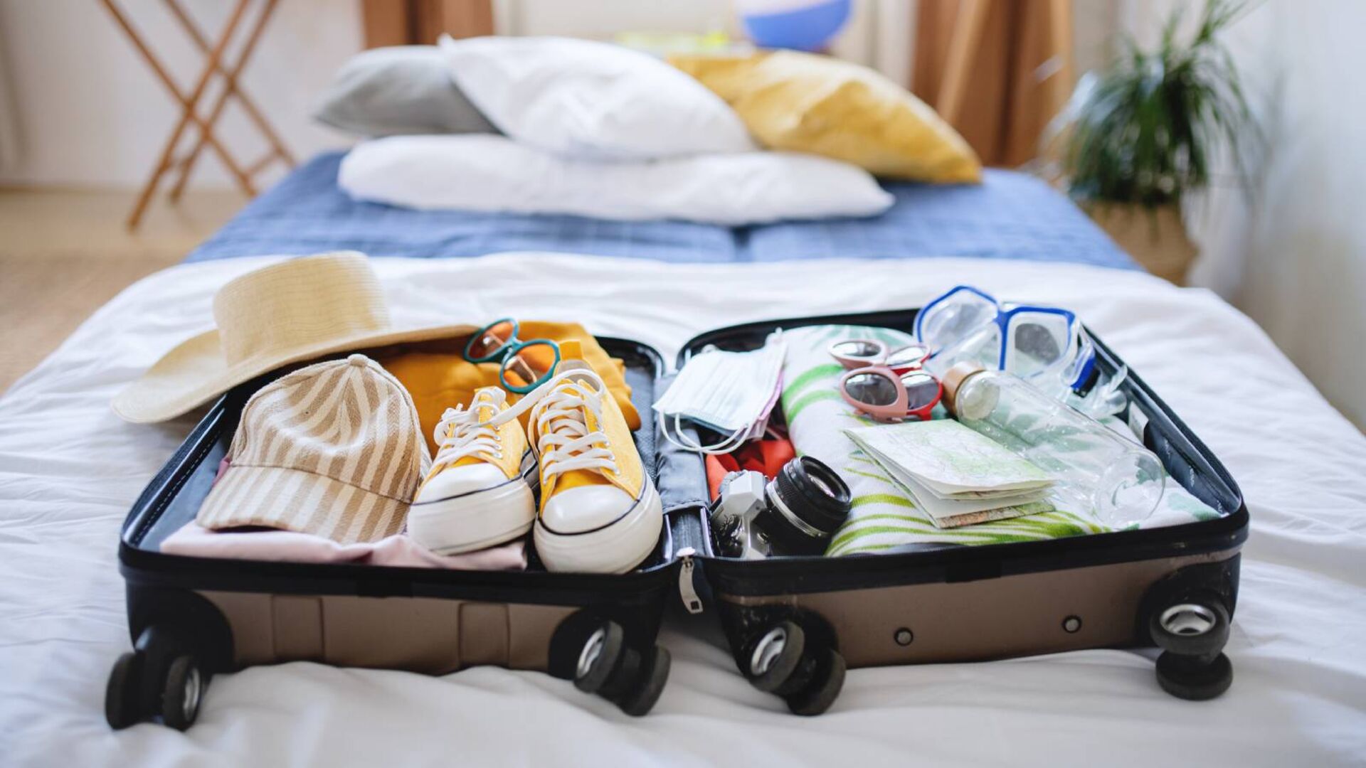 Kleiner gepackter Handkoffer | Credit: iStock.com/Halfpoint