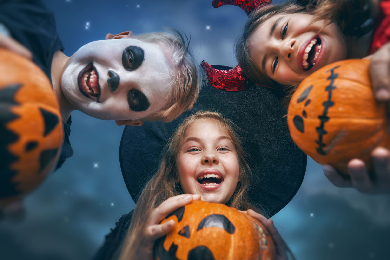 Kinder in Halloween-Kostümen | Credit: iStock.com/Choreograph