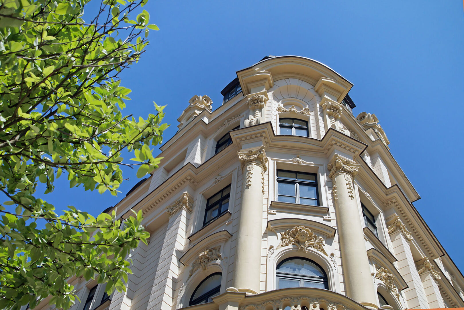 Fassade eines sanierten Altbaus | Credit: iStock.com/Anselm Baumgart