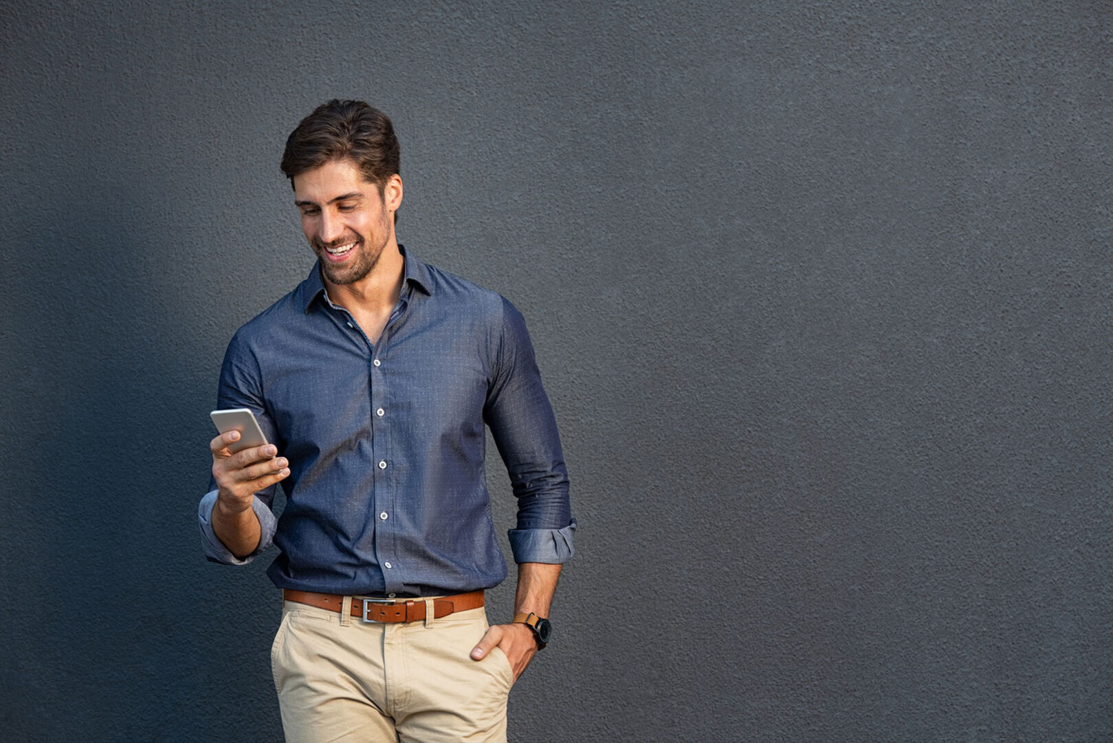 Junger Mann mit Smartphone in der Hand | Credit: iStock.com/Ridofranz