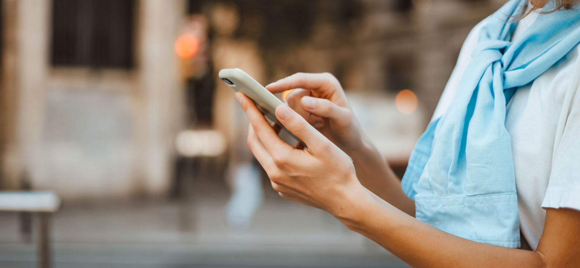 Junge Frau tippt Nachricht auf ihrem Smartphone | Credit: iStock.com/Kirill Smyslov