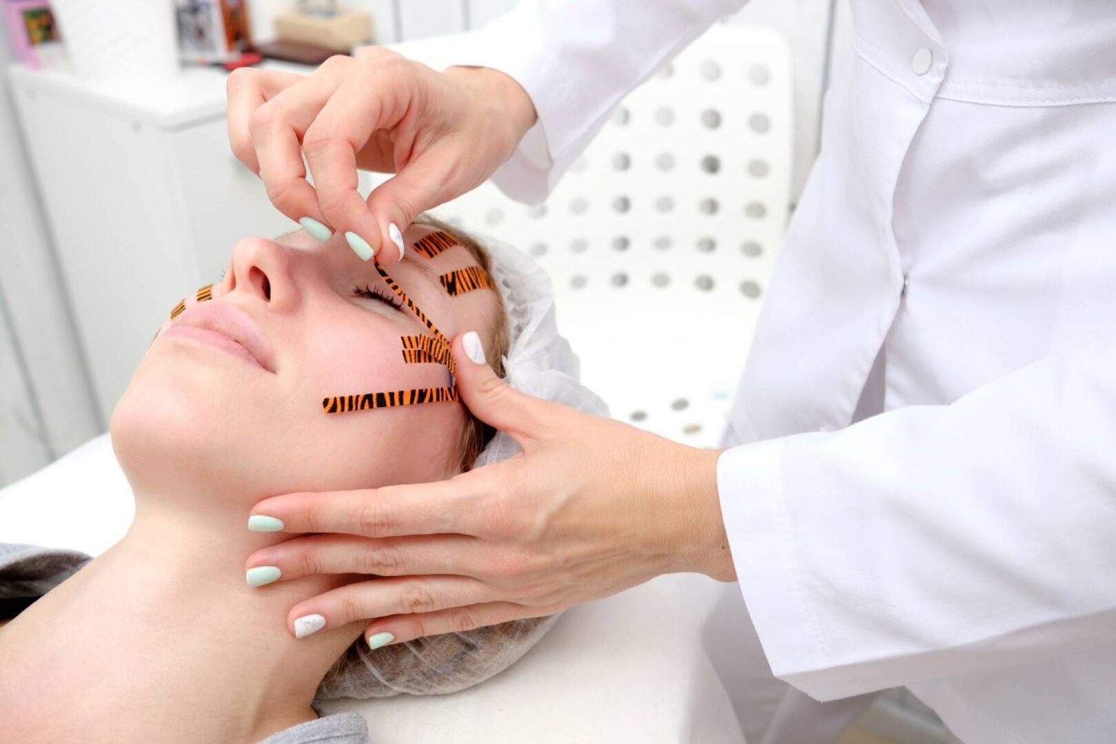 Frau bei der Kosmetikerin im Zuge einer Beauty Taping Behandlung | Credit: iStock.com/Akiromaru
