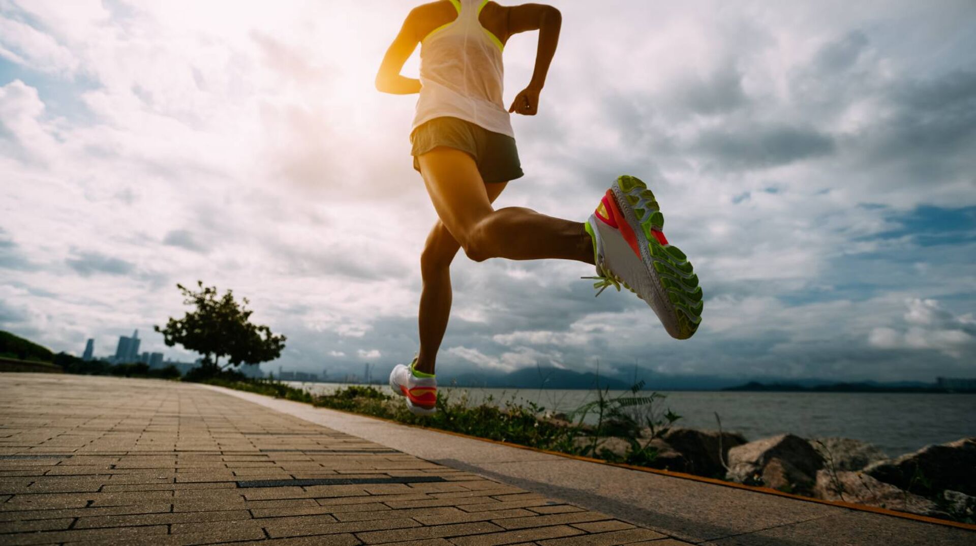 Junge Frau beim Laufen | Credit: iStock.com/lzf
